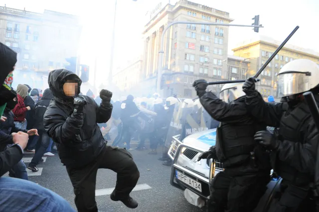 Radny PiS: Szykujmy się na przewrót i zamieszki 11 listopada. Podpalajmy wozy transmisyjne reżimowych mediów