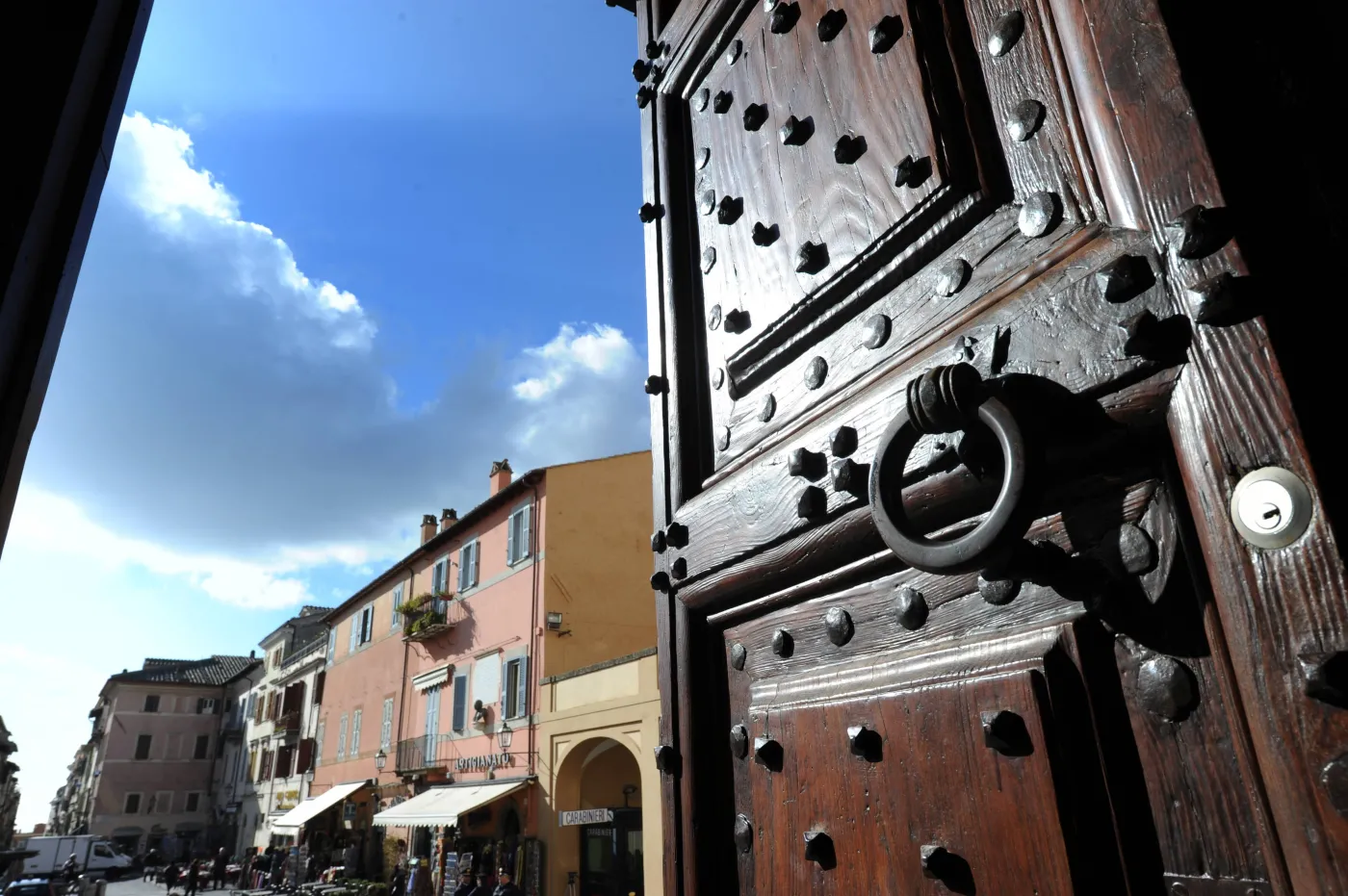 1227398-wejscie-do-papieskiej-rezydencji-w-castel-gandolfo.jpg