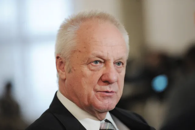 Niesiołowski: Na Orła Białego zasłużyli Geremek, Mazowiecki, Bartoszewski. Nie agent obcego wywiadu