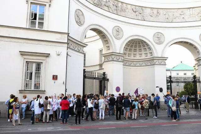 Po nocnych rozmowach w MZ związkowcy nadal nie opuszczają budynku resortu