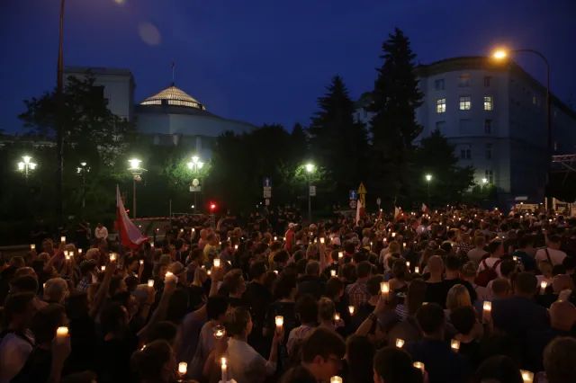 Protestujący sprzed Pałacu Prezydenckiego przeszli przed Sejm