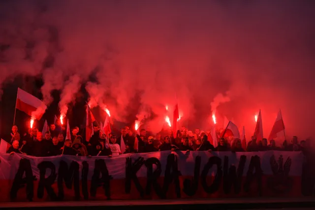 Rzeczniczka PiS odpowiada Schetynie: Nie kontrolujemy transparentów. To przejaw paranoi