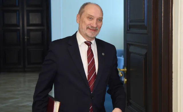 Macierewicz: Chcemy kupować sprzęt dla armii w polskich zakładach