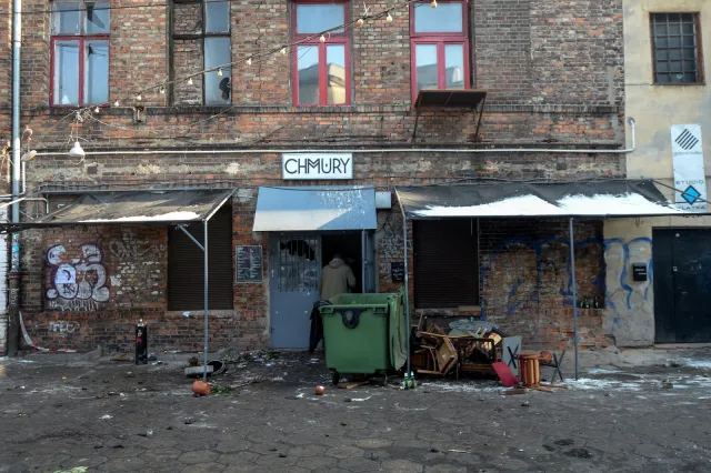 Atak na Chmury w Warszawie: Obrzucili kamieniami i butelkami klub, gdzie bawili się holenderscy kibice