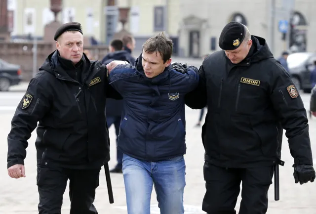 Demonstracja siły w Mińsku: Odwilż w relacjach Łukaszenki z Zachodem może przejść do historii