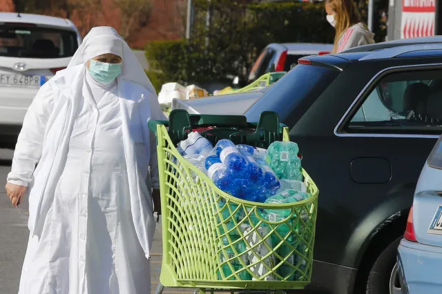 Włochy: Do 631 wzrosła liczba zmarłych zakażonych koronawirusem