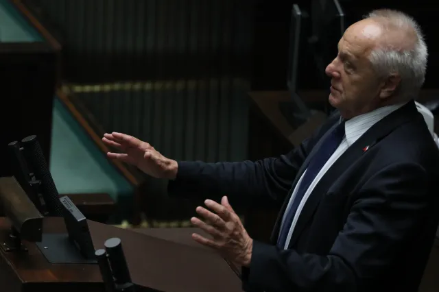 Stefan Niesiołowski stawił się w prokuraturze. Usłyszał zarzuty