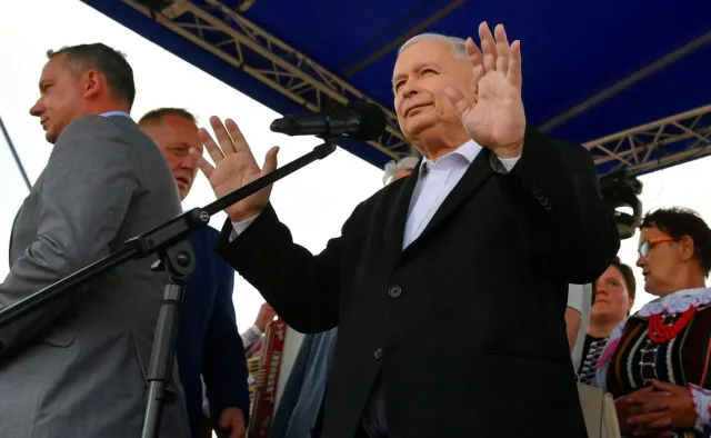 Kaczyński reaguje na loty Kuchcińskiego. Będą przepisy regulujące transport rządowymi samolotami