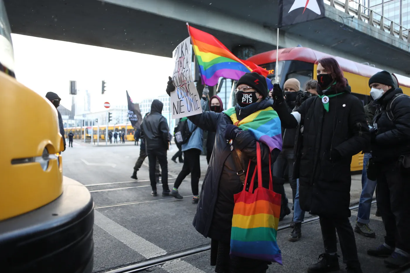 W Warszawie policjanci zamknęli protestujących w kordonie i przystępują do legitymowania