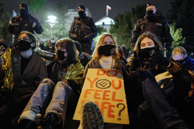 Pod Sejmem protestowano przeciw wypowiedzeniu konwencji stambulskiej