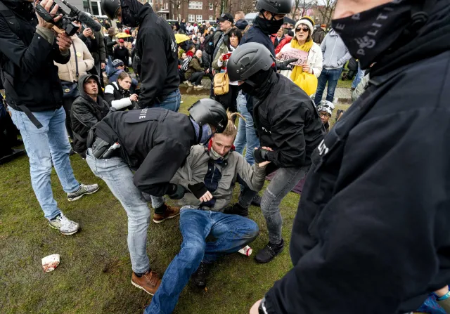 Holandia / Policja użyła armatek wodnych wobec demonstrantów