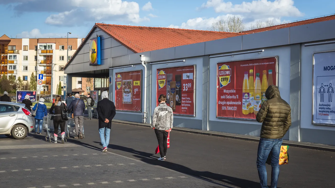 POHiD: Zaostrzenie limitu osób w sklepach doprowadzi do powstawania kolejek przed nimi