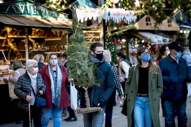 W Anglii będą certyfikaty covidowe i wracają niektóre restrykcje