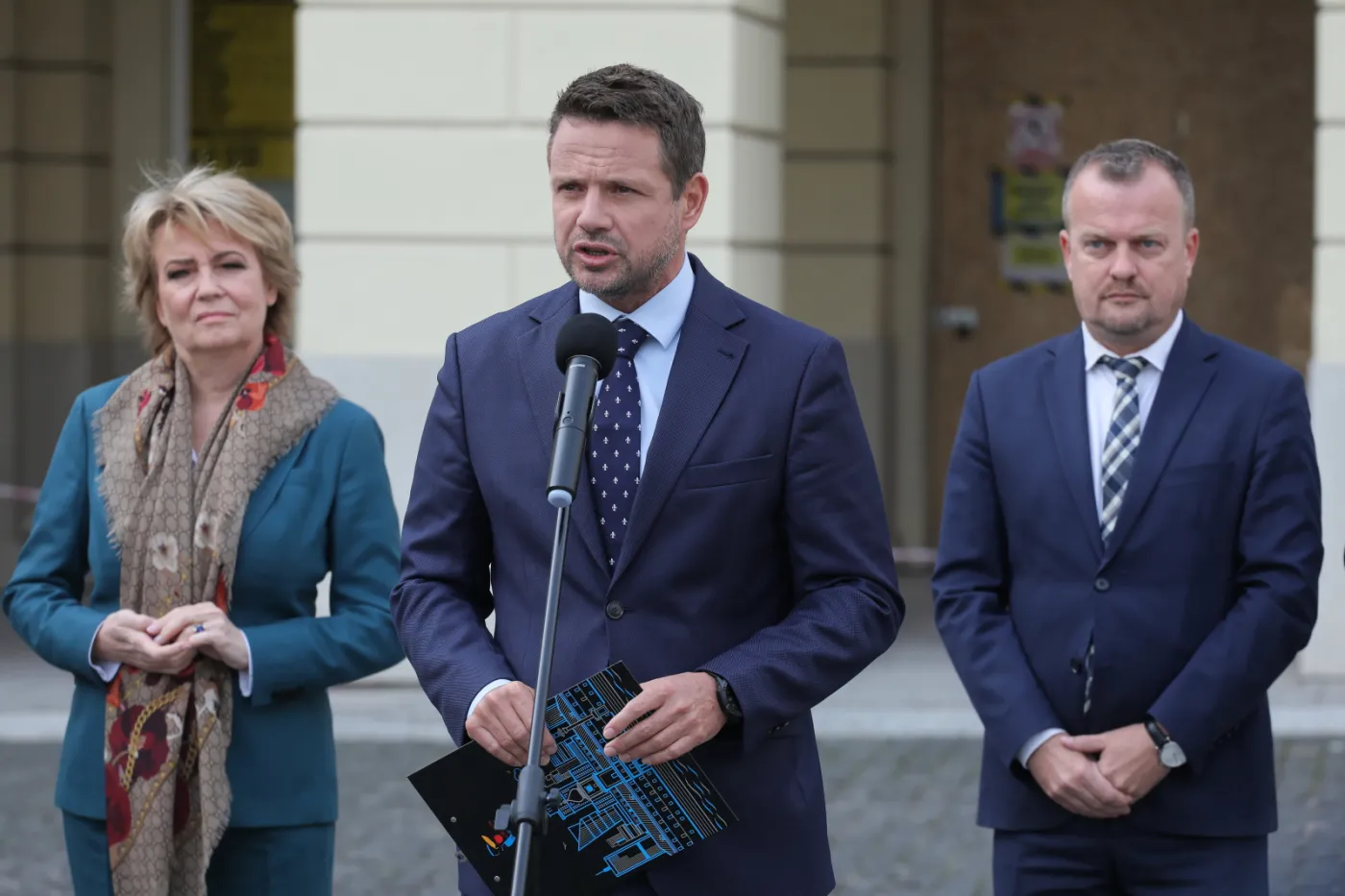 Trzaskowski: Rządzący chcą ograniczyć naszą władzę i zabrać nam pieniądze