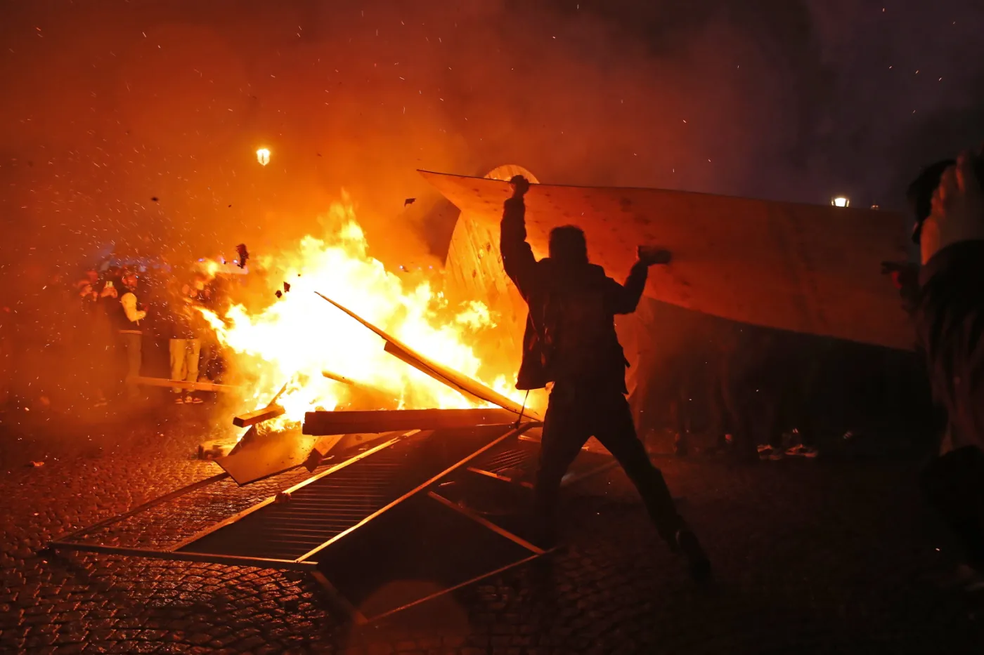 Demonstracje przeciw reformie emerytalnej we Francji. Ponad 60 osób zatrzymanych podczas starć w Paryżu