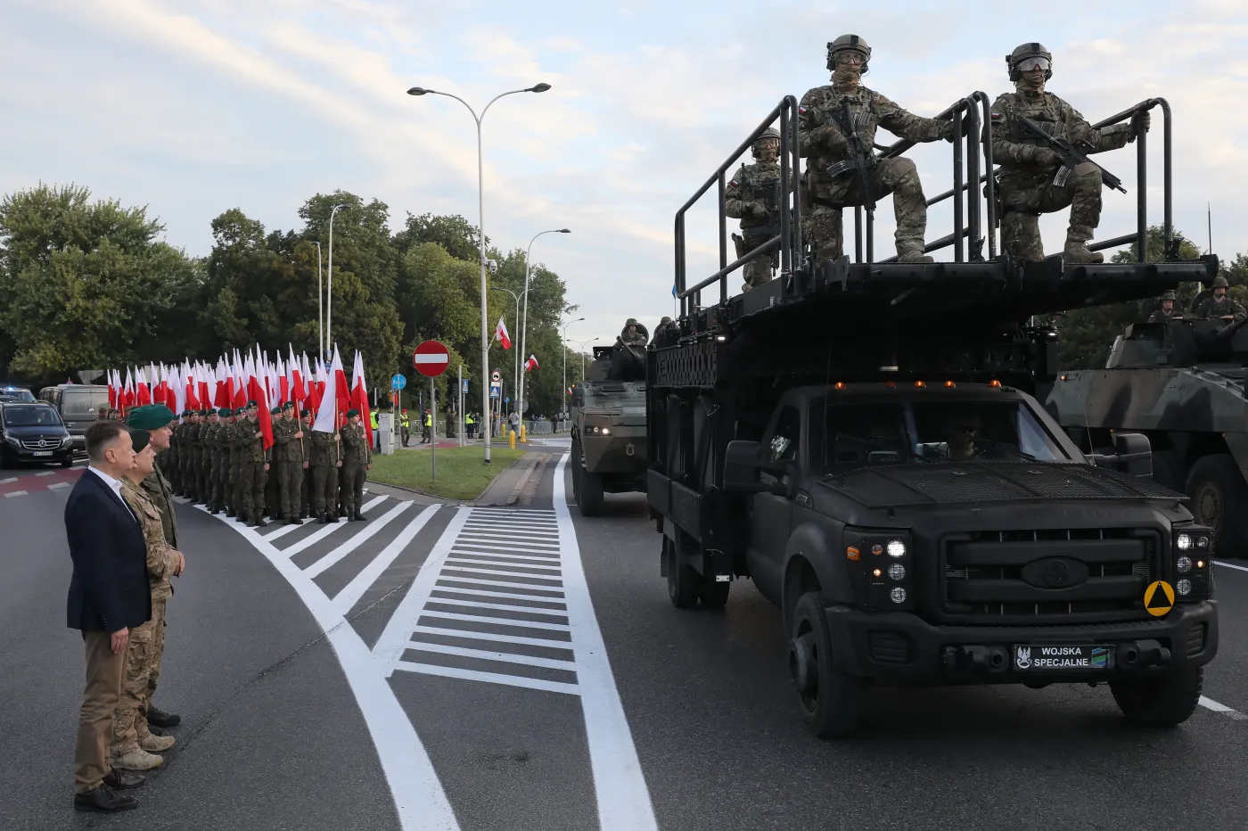 W dniu Święta Wojska Polskiego defilada wojskowa - ok. 2 tys. żołnierzy i ok. 200 sztuk sprzętu bojowego i lotnictwo