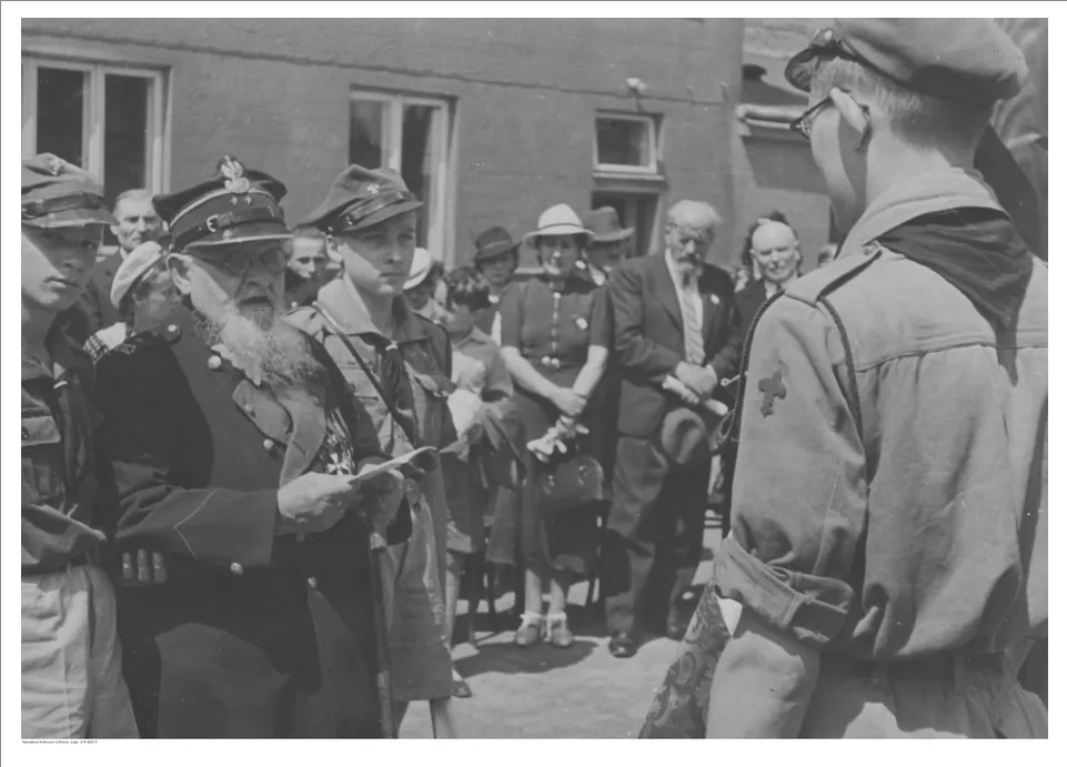 Weteran powstania styczniowego Mamert Wandali przemawia do harcerzy Warszawskiej Drużyny Harcerskiej im. Tadeusza Rejtana.