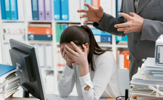 Mobbing czy dyskryminacja: czym się różnią, kiedy można się starać o odszkodowanie i jakiej wysokości