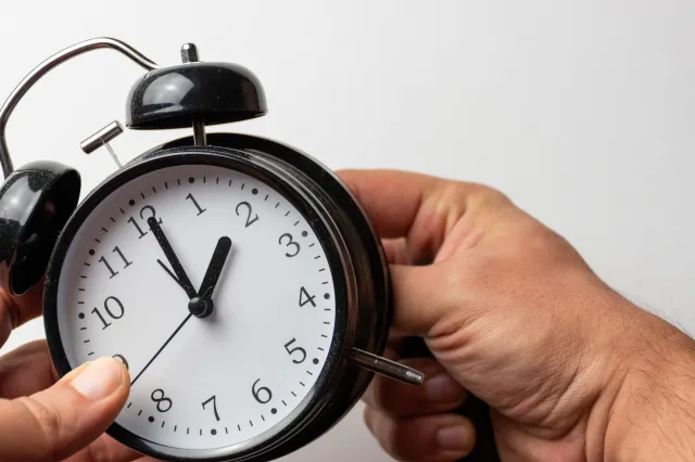 Zmiana czasu 2025. Jak wpłynie na twoją pensję i czas pracy? Sprawdź swoje prawa