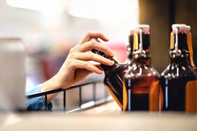Zakaz sprzedaży alkoholu w nocy - co o prohibicji sądzą Polacy? [SONDAŻ]