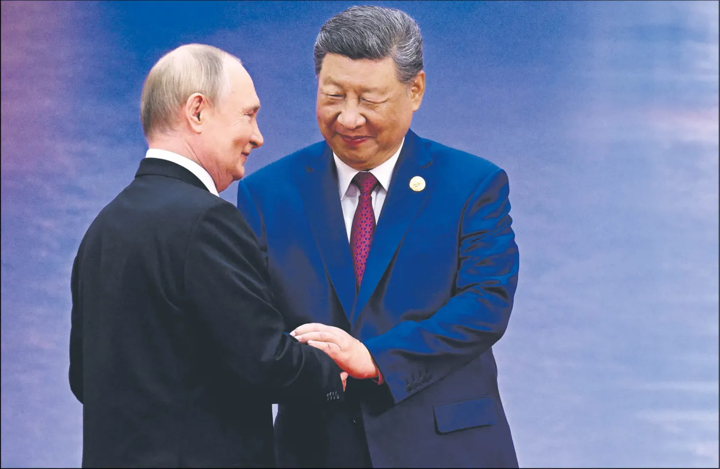 Władimir Putin z Xi Jinpingiem na szczycie w Tiencinie