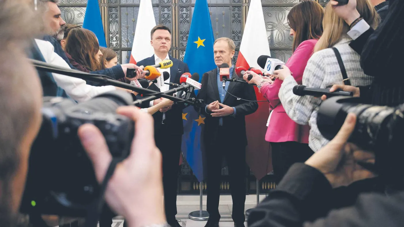 Marszałek Sejmu Szymon Hołownia i szef PO Donald Tusk