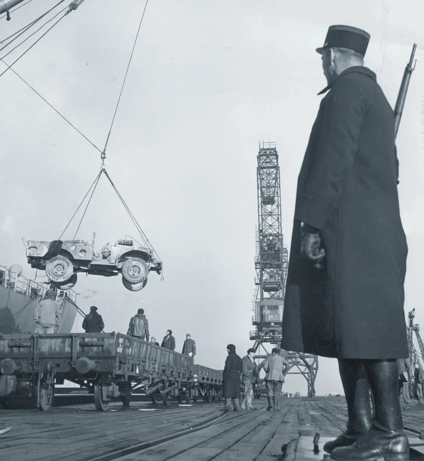 Rozładunek amerykańskiego sprzętu wojskowego, który w ramach planu Marshalla dotarł do Francji. Port w Cherbourg-en-Cotentin, 1949 r.