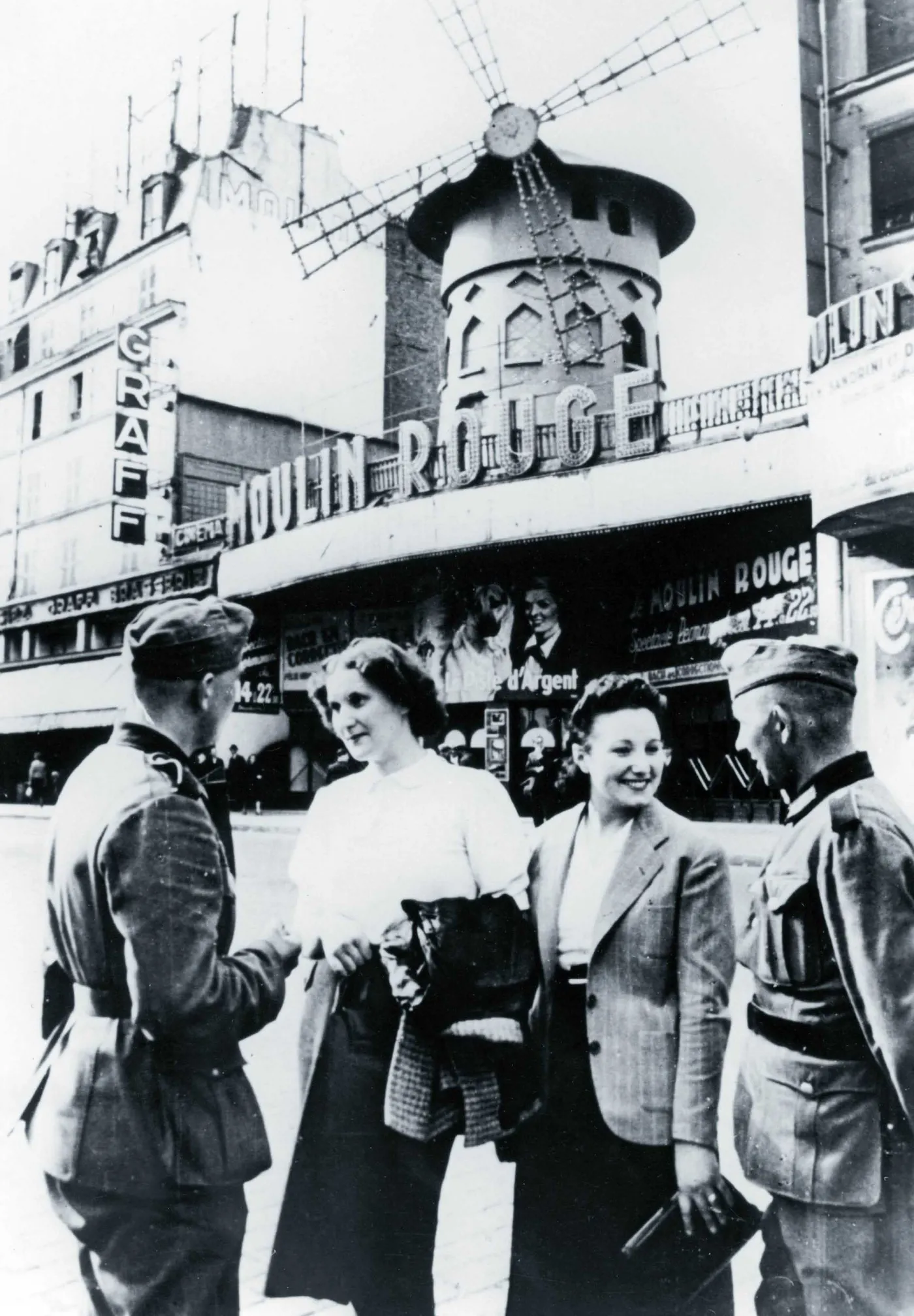 Niemieccy żołnierze z Francuzkami. Paryż, czerwiec 1940 r.