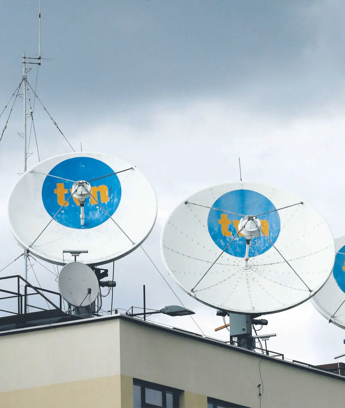 Krajowa Rada bez decyzji, TVN walczy na antenie