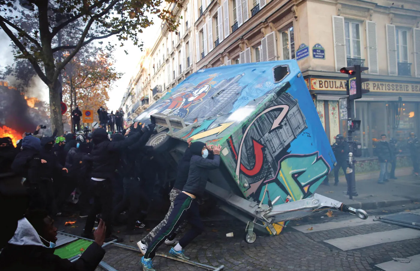 Protest w Paryżu przeciwko ustawie zabraniającej publikowania wizerunków policjantów, za co grozi kara 45 tys. euro i rok więzienia. 28 listopada 2020 r.