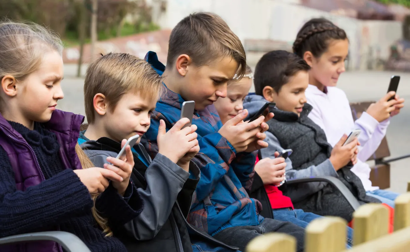 Dzieci ze smartfonami