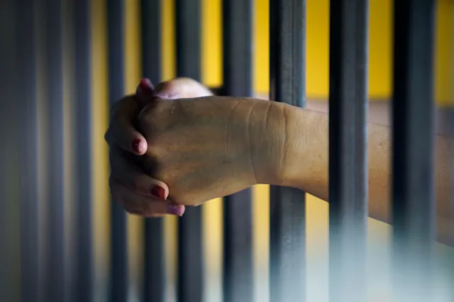 Więcej skazanych odbędzie karę w domu. MS szykuje dużą zmianę w dozorze elektronicznym w 2026 r.