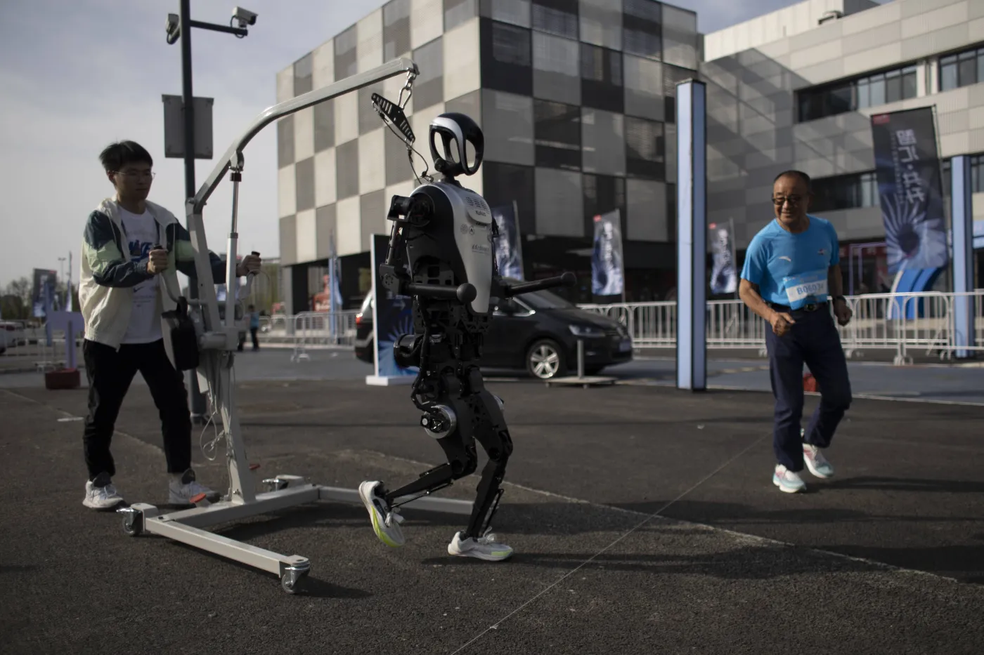 Robot pokonał rekord świata w półmaratonie. Przełom w Pekinie