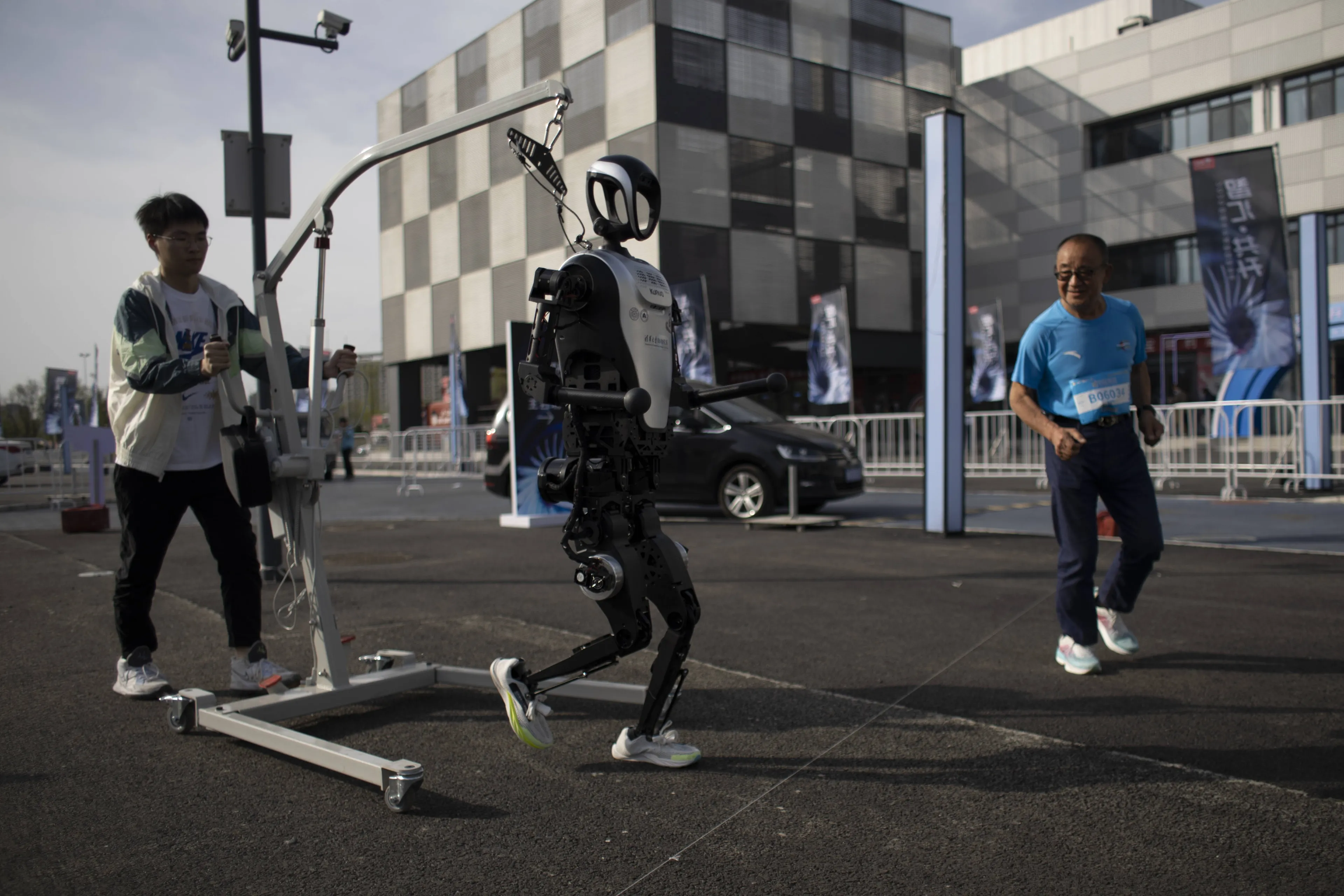 Robot pokonał rekord świata w półmaratonie. Przełom w Pekinie