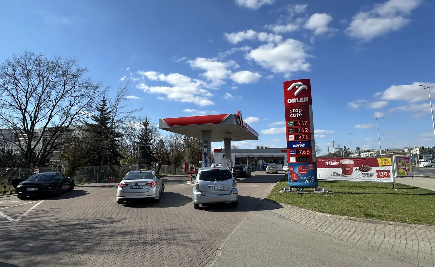 Nowe ceny paliw od czwartku. Jedno drożeje, drugie tanieje