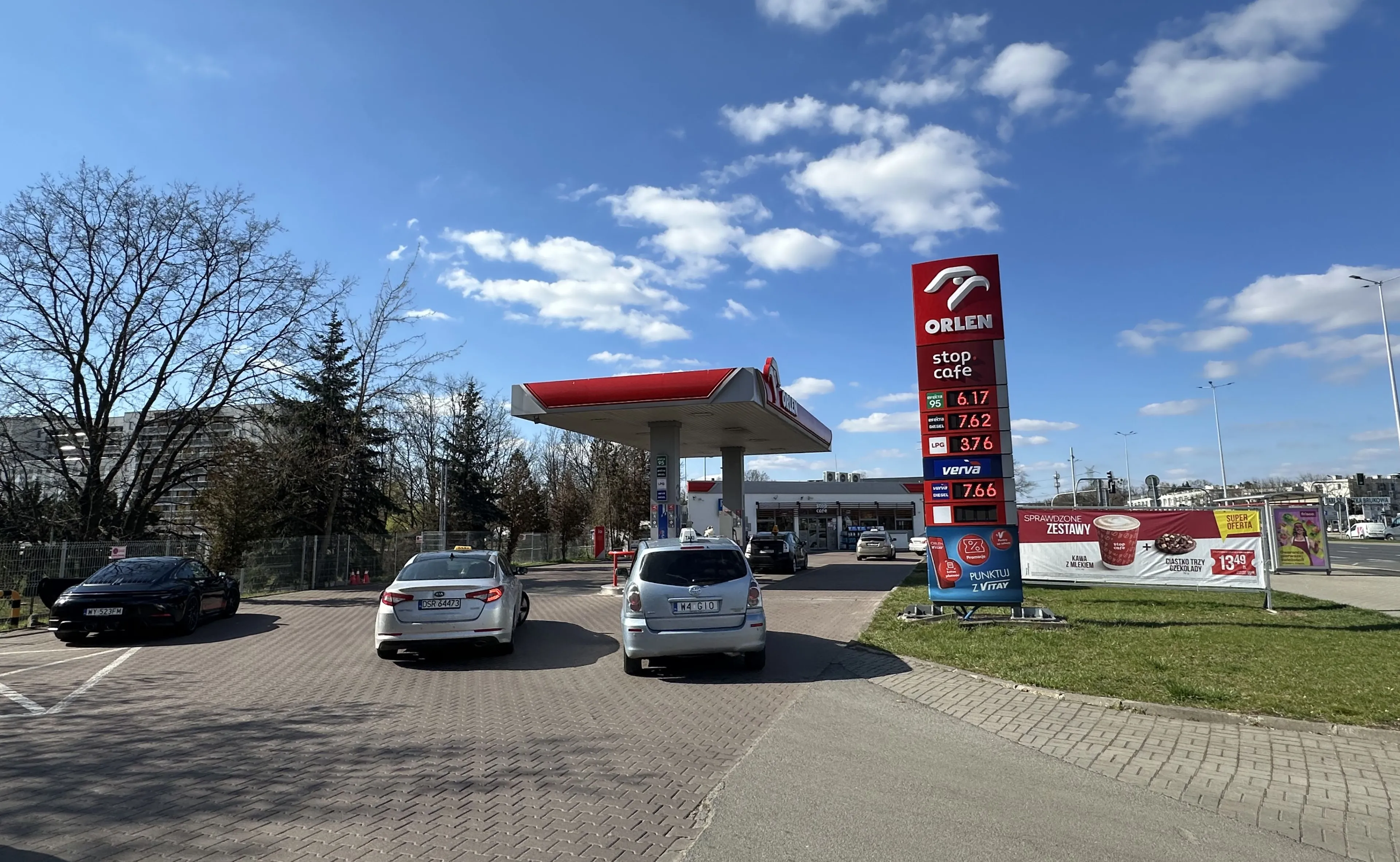 Nowe ceny paliw od czwartku. Jedno drożeje, drugie tanieje