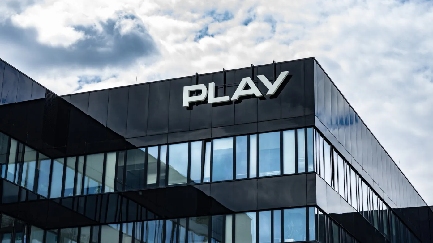 Napis Play na budynku
