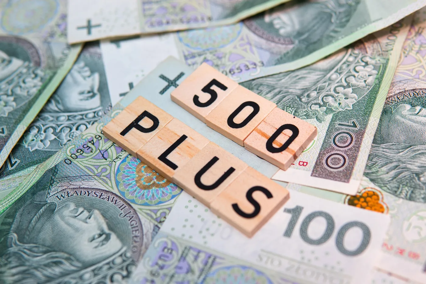 Dodatkowe 500, 600 czy 700 zł do pensji co miesiąc – coraz więcej firm wprowadza kontrowersyjną premię. Komu przysługuje?
