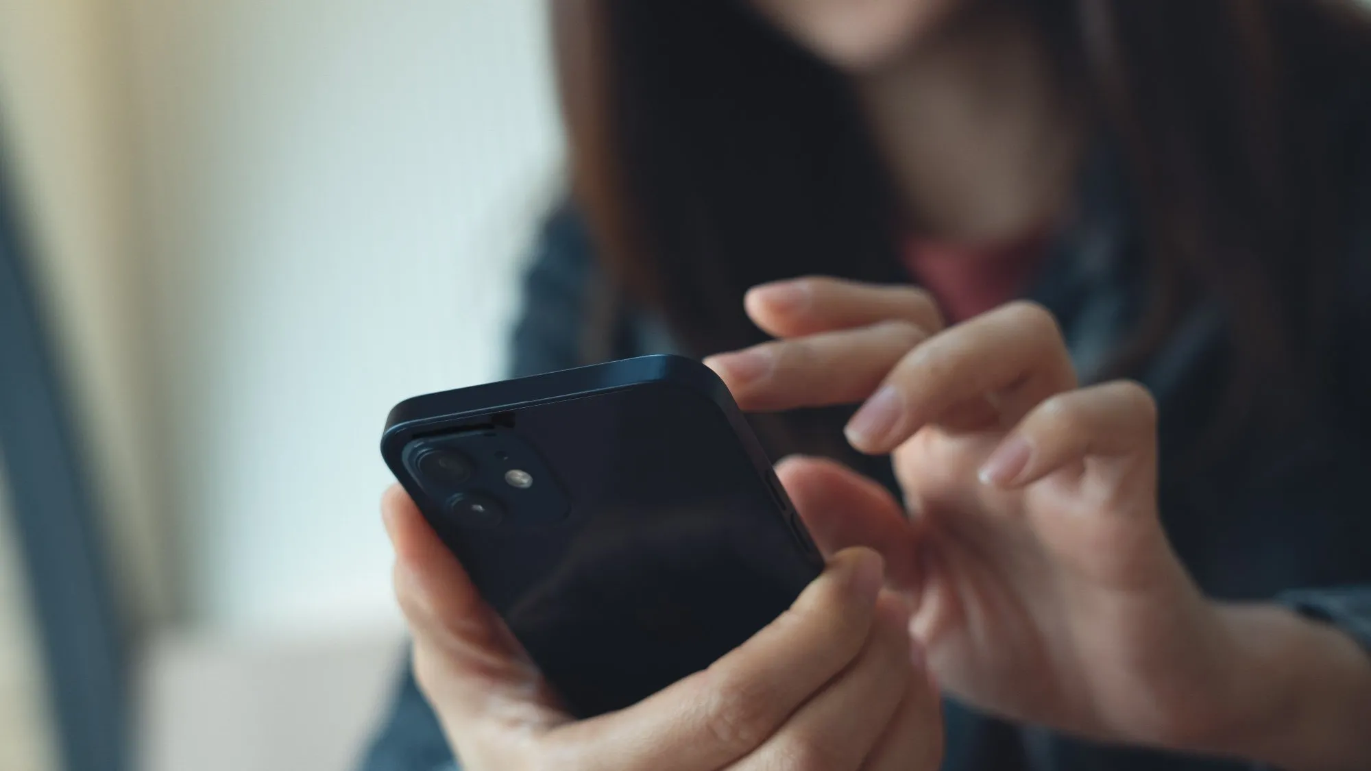 Czy pracownik może komunikować się z pracodawcą przez sms lub komunikator internetowy?