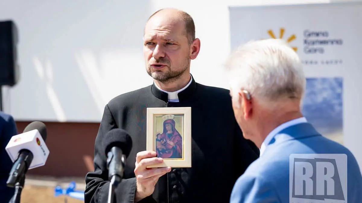 Bunt parafian w Legnicy. Stali 6 godzin pod pałacem biskupim, na tacę rzucają po 5 groszy