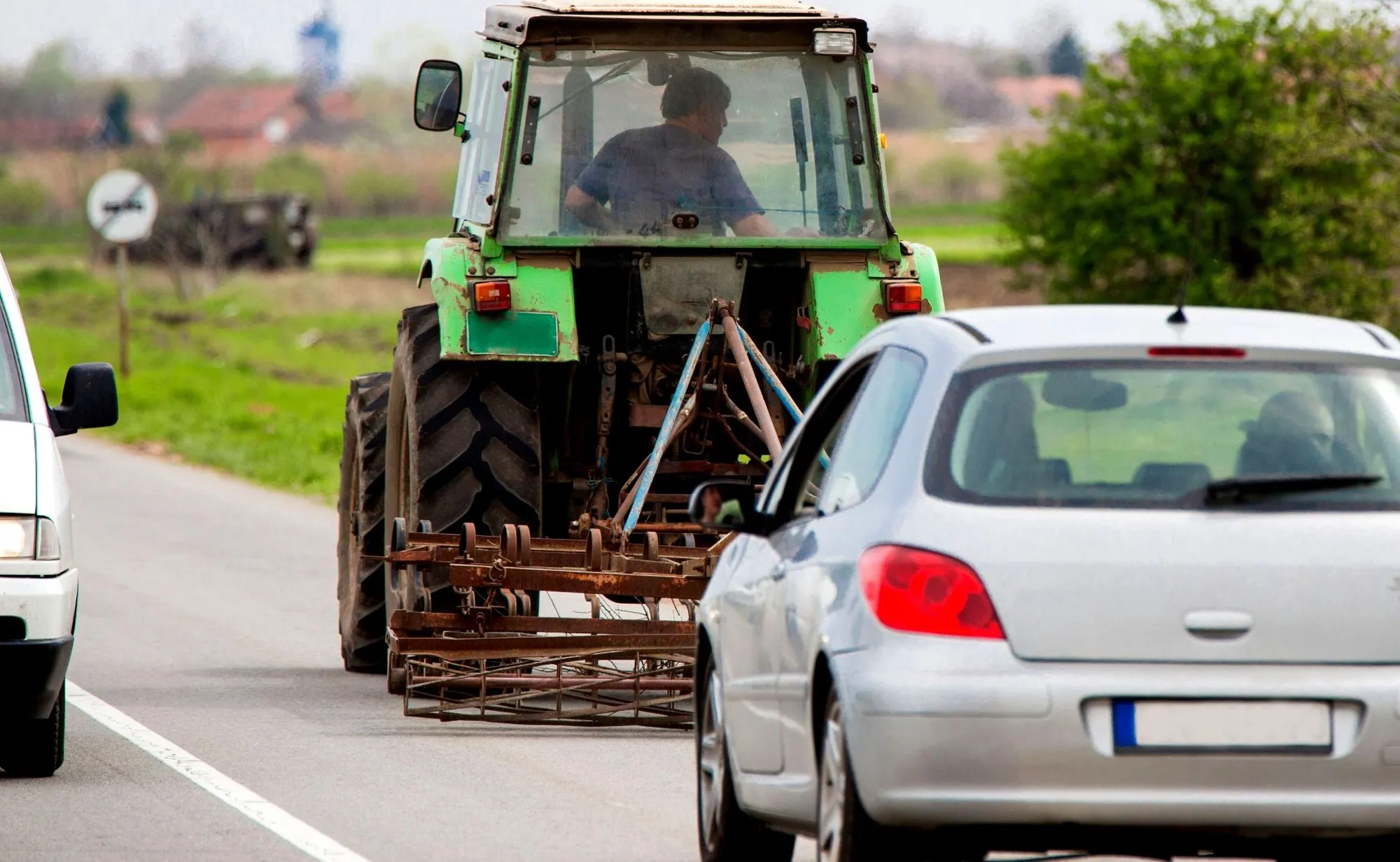 Czy można wyprzedzić traktor na linii ciągłej? Większość kierowców źle to rozumie