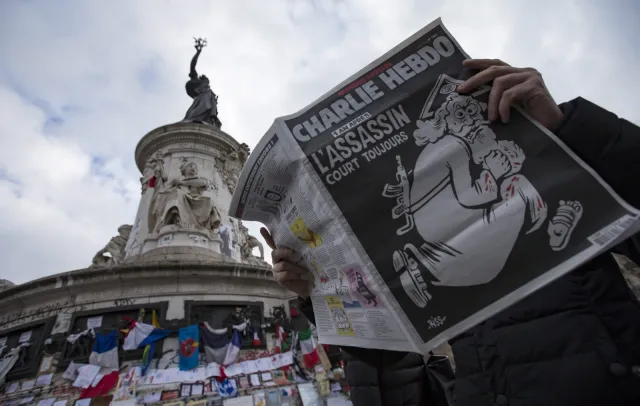 Charlie Hebdo: Prowokacyjna okładka w rocznicę zamachu