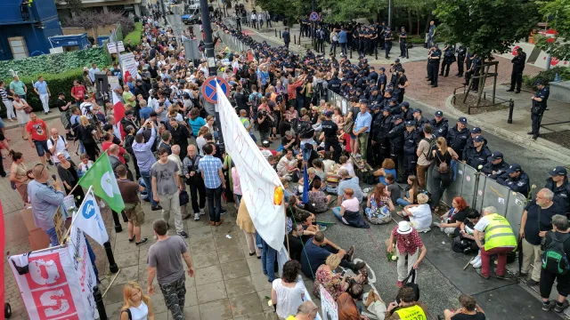 Policja: Utrudnienie w ruchu w związku z protestami w Warszawie