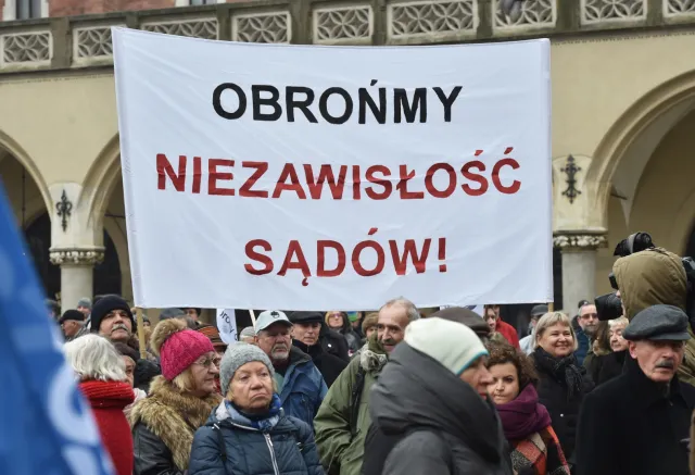 KOD demonstruje przeciwko reformie KRS – w Krakowie, Kielcach, Oświęcimiu