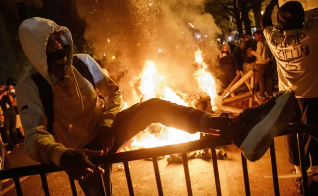 Biały policjant uderza w Trumpa i Bidena. Amerykę dopadł wirus rasizmu