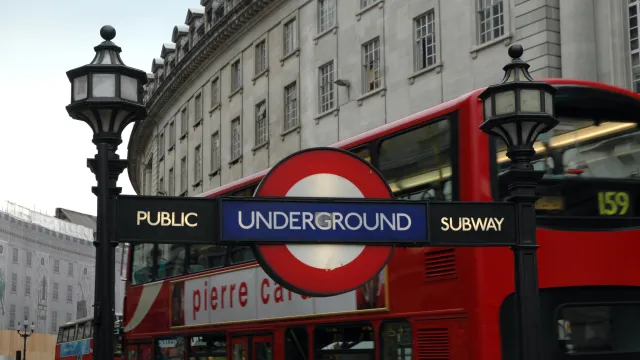 Osoby zaszczepione w UE i USA zwolnione z kwarantanny w Anglii