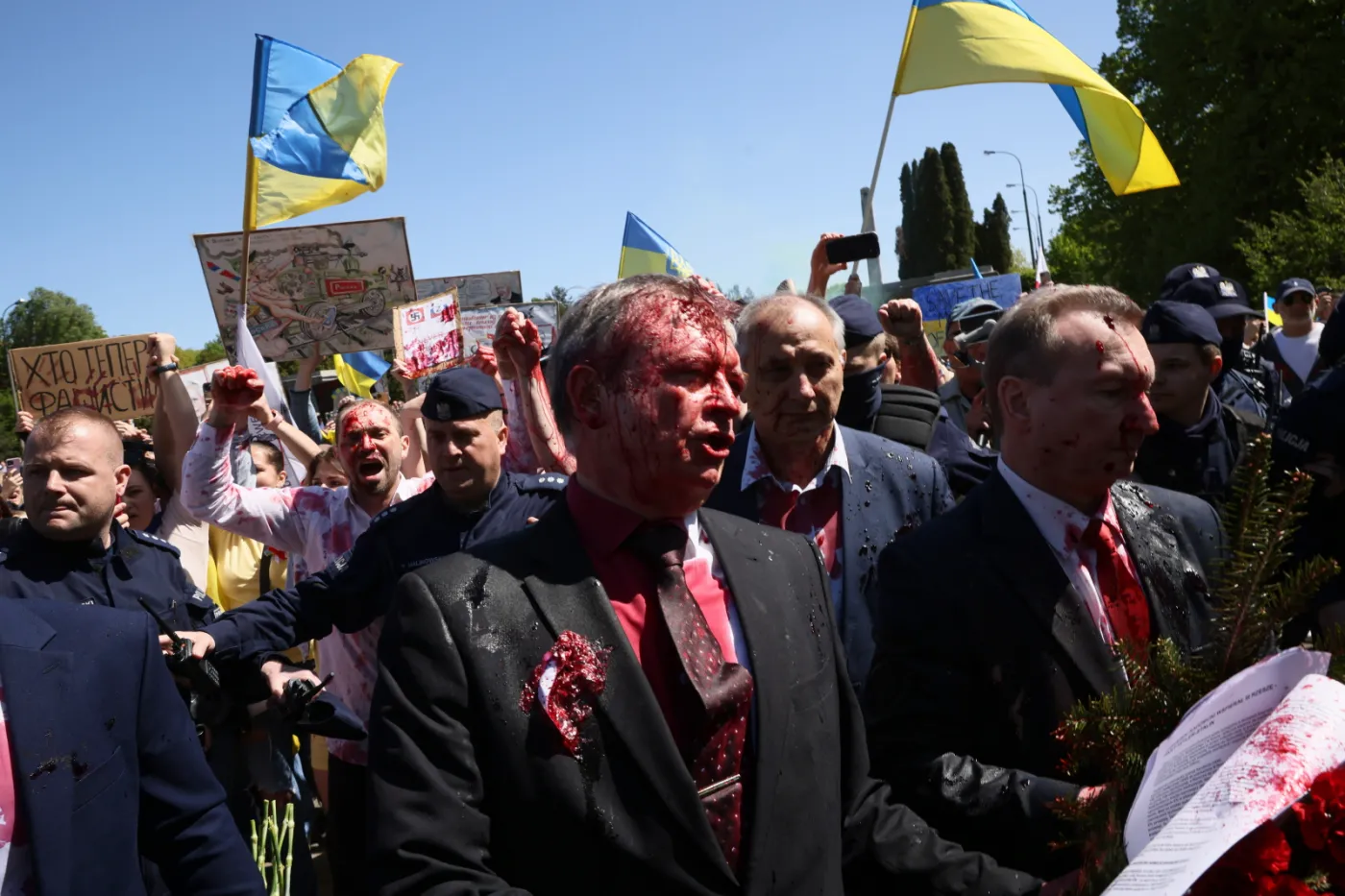 Demonstranci oblali czerwoną substancją ambasadora Rosji przed Mauzoleum Żołnierzy Radzieckich