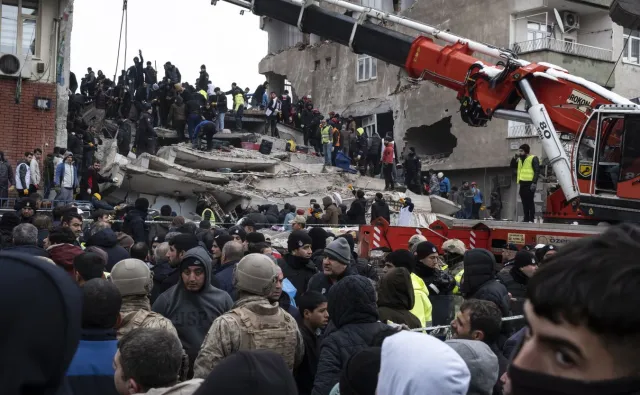 Liczba ofiar śmiertelnych trzęsienia ziemi w Turcji i Syrii przekroczyła 7 tys. osób