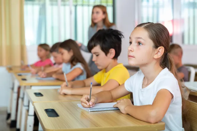 900 zł dopłaty dla ucznia w roku szkolnym 2023/2024. Więcej pieniędzy tylko z tym bonem