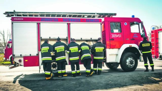 Praca strażaka. Od 2024 roku dostaną blisko 10 proc. podwyżki. Ile zarabia się w PSP? [STAWKI]